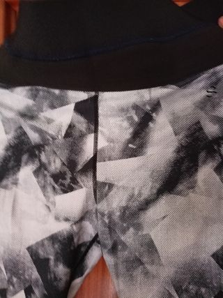 Mallas deportivas grises y negras