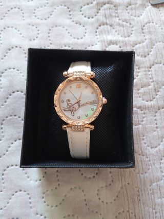 Reloj de mujer dorado y blanco