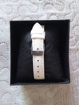 Reloj de mujer dorado y blanco