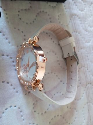 Reloj de mujer dorado y blanco