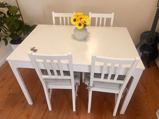 Mesa extensible IKEA con 4 sillas