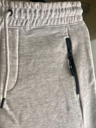 Pantalón chándal gris con cremalleras