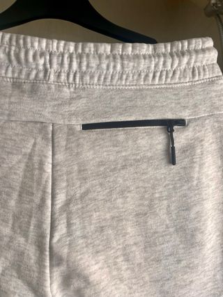 Pantalón chándal gris con cremalleras
