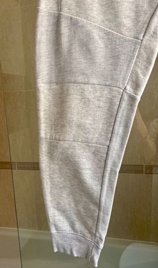 Pantalón chándal gris con cremalleras