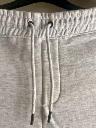 Pantalón chándal gris con cremalleras