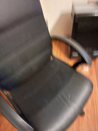 Silla de oficina negra con ruedas