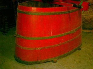 ANTIGUA TINAJA PARA PISAR EL VINO