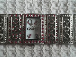 Reloj brazalete acero con detalles rojos