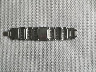 Reloj brazalete acero con detalles rojos