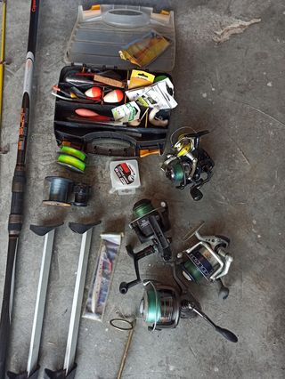 Lote material pesca: cañas, carretes, red