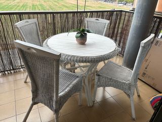 Mesa y 4 sillas de mimbre para balcón