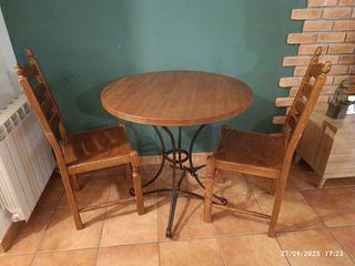 Mesa redonda madera y 2 sillas