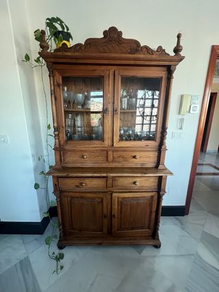 Aparador rústico de madera y cristal. dos piezas
