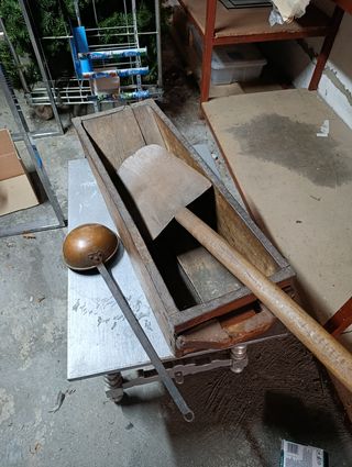 Cajón madera antiguo con pala y cazo