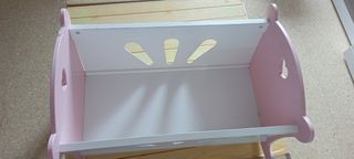 Cuna de madera para muñecas rosa y blanca
