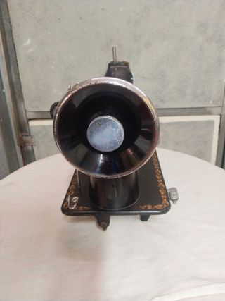 Máquina de coser ALFA antigua