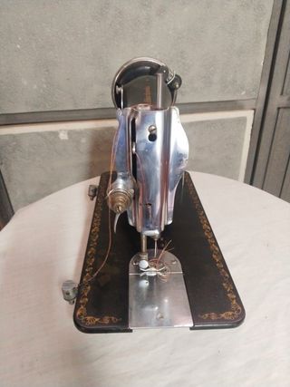 Máquina de coser ALFA antigua