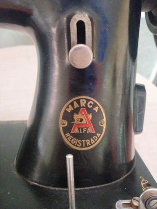 Máquina de coser ALFA antigua