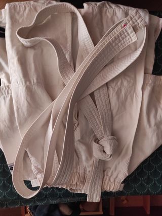 Kimono infantil con dos cinturones blancos

