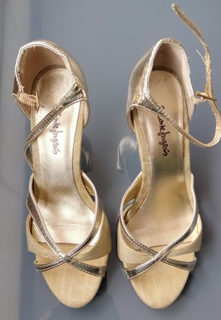 Zapatos de tacón dorados