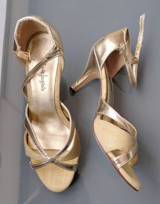 Zapatos de tacón dorados