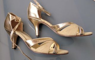 Zapatos de tacón dorados