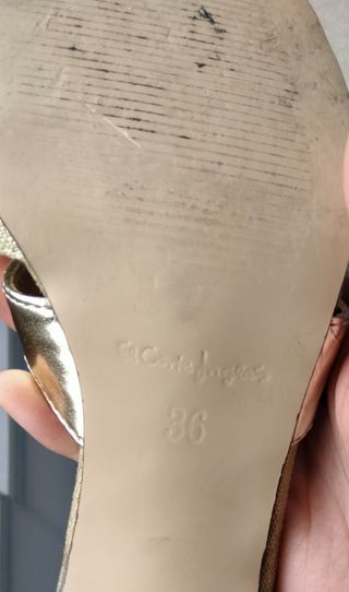 Zapatos de tacón dorados