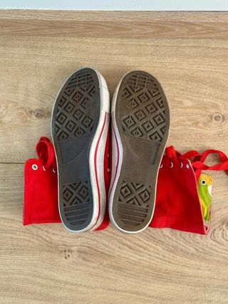 Zapatilla tipo converse roja