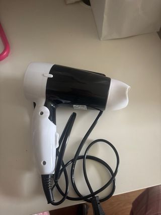 Secador de viaje AURA blanco y negro