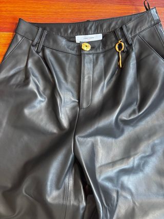 Traje Schiaparelli Piel Negra Botones Joya Dorados