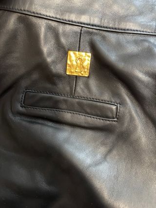 Traje Schiaparelli Piel Negra Botones Joya Dorados
