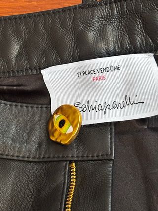Traje Schiaparelli Piel Negra Botones Joya Dorados