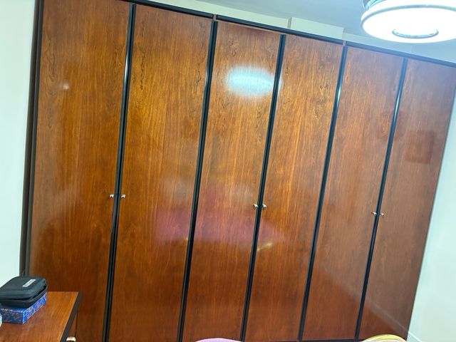 Cómoda de madera  Armario grande  2 mesitas