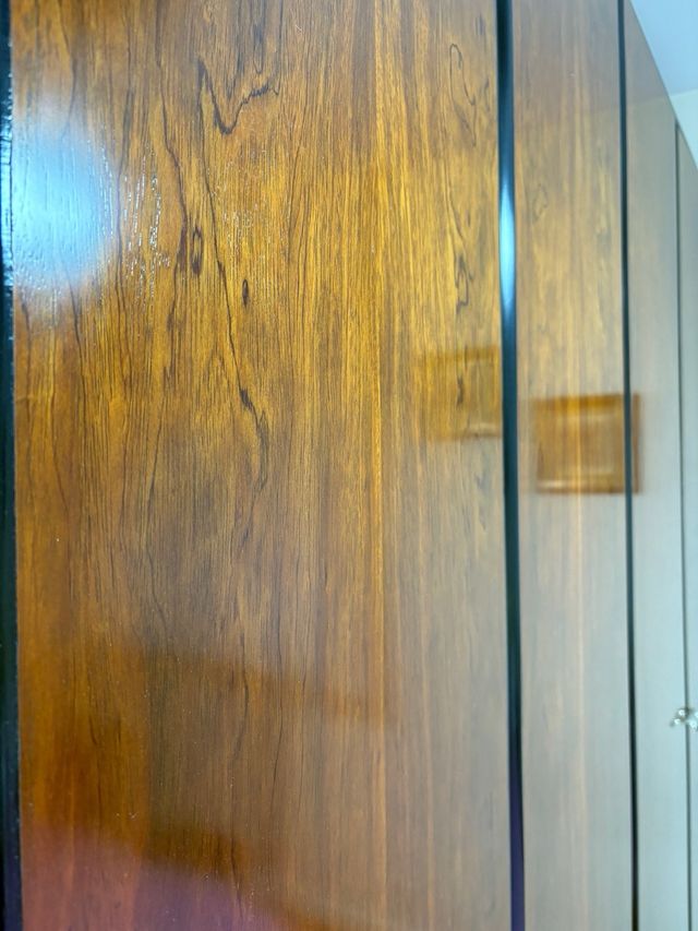 Cómoda de madera  Armario grande  2 mesitas