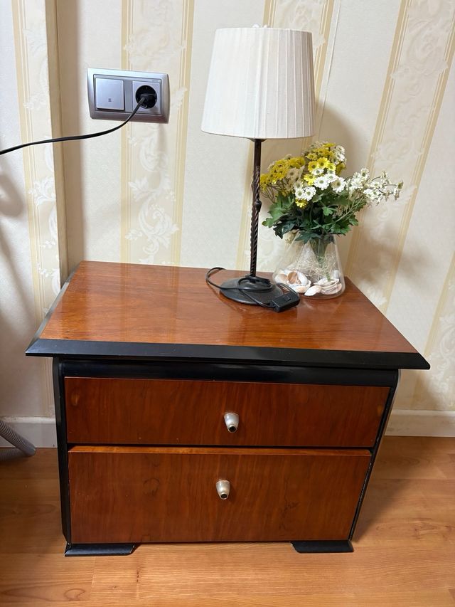 Cómoda de madera  Armario grande  2 mesitas