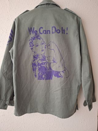 Chaqueta militar verde oversize con estampado