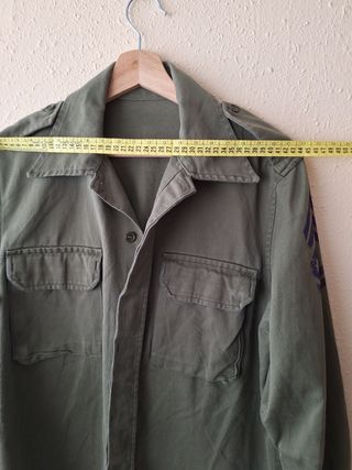 Chaqueta militar verde oversize con estampado