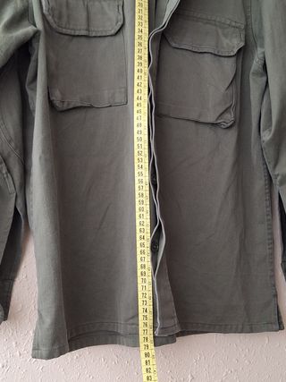 Chaqueta militar verde oversize con estampado