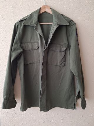 Chaqueta militar verde oversize con estampado