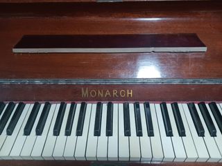 Piano de pared MONARCH antiguo