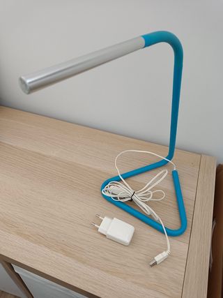 Lámpara de escritorio moderna azul y plateada