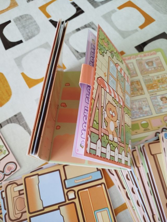 Libro de autorecortables: Small mochi's quiet book