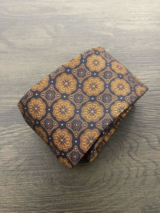 Corbata azul y dorada con estampado geométrico