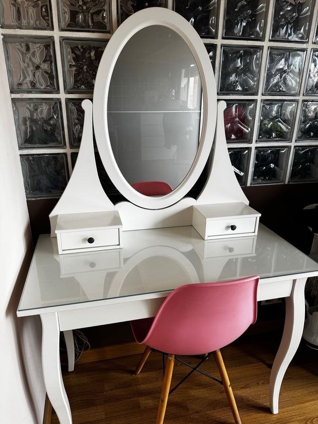 Tocador Ikea con Silla Rosa