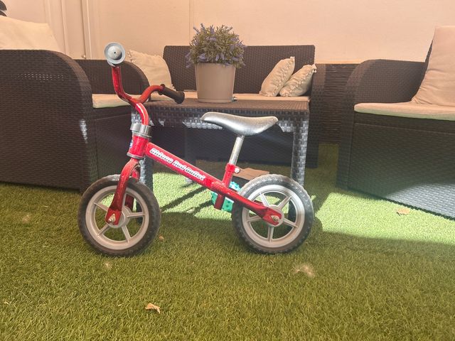 Bici de equilibrio roja para niños