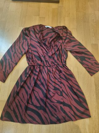 Vestido Zara estampado cebra  color negro granate 