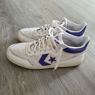 Zapatillas Converse Blancas y Moradas