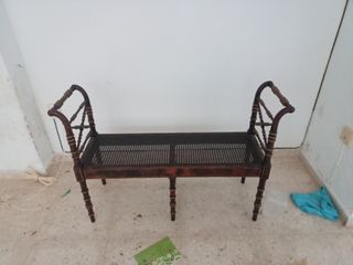 Banco de madera con asiento de rejilla