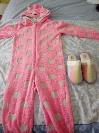 Pijama entero y zapatillas niña