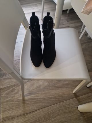 Botines negros ante tacón